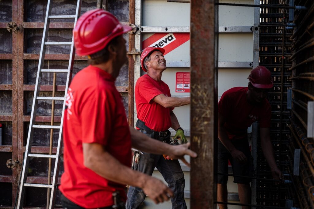 Mitarbeiter von Hämmerle Bau am Arbeitsplatz